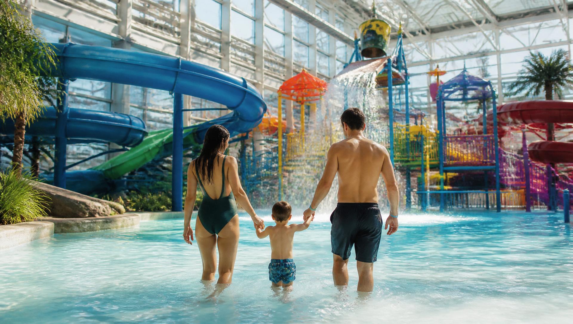 Casal e criança se divertindo no aquapark