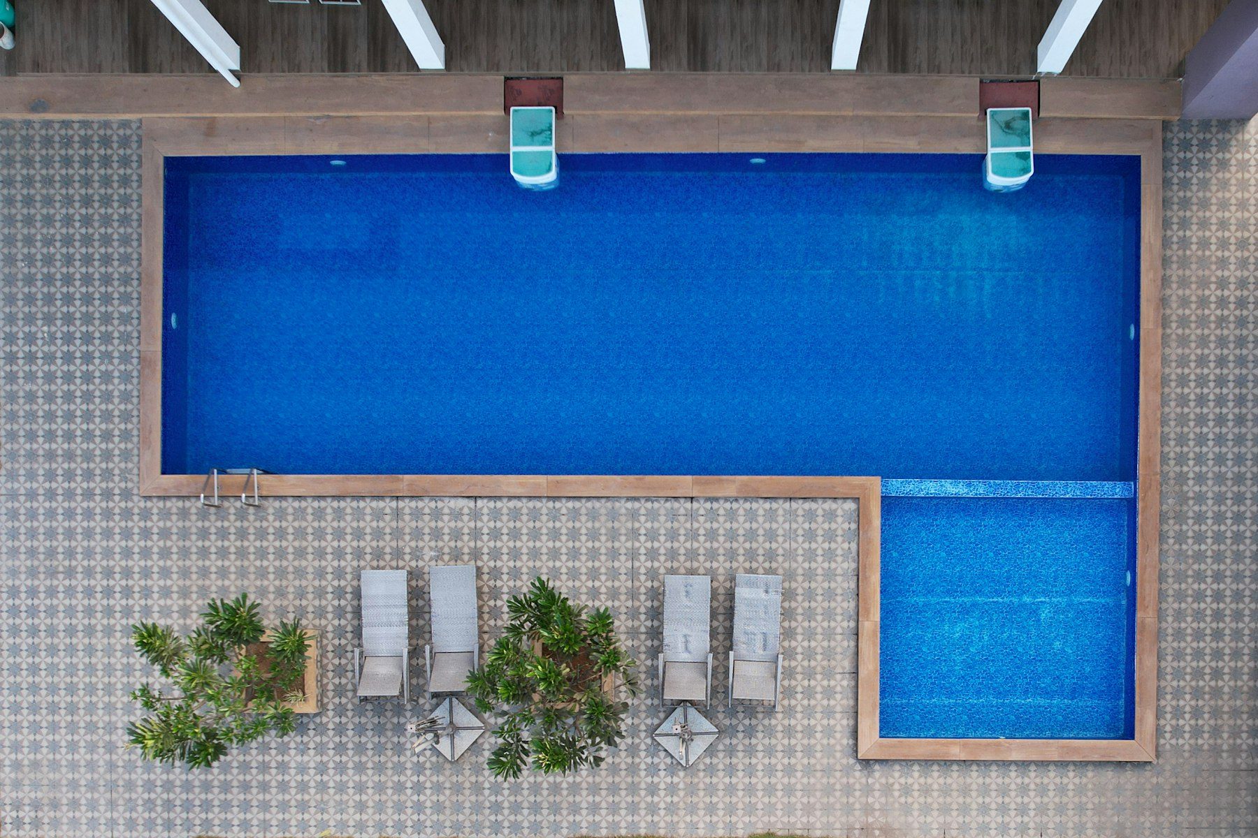 Crianças se divertindo na borda da piscina do resort