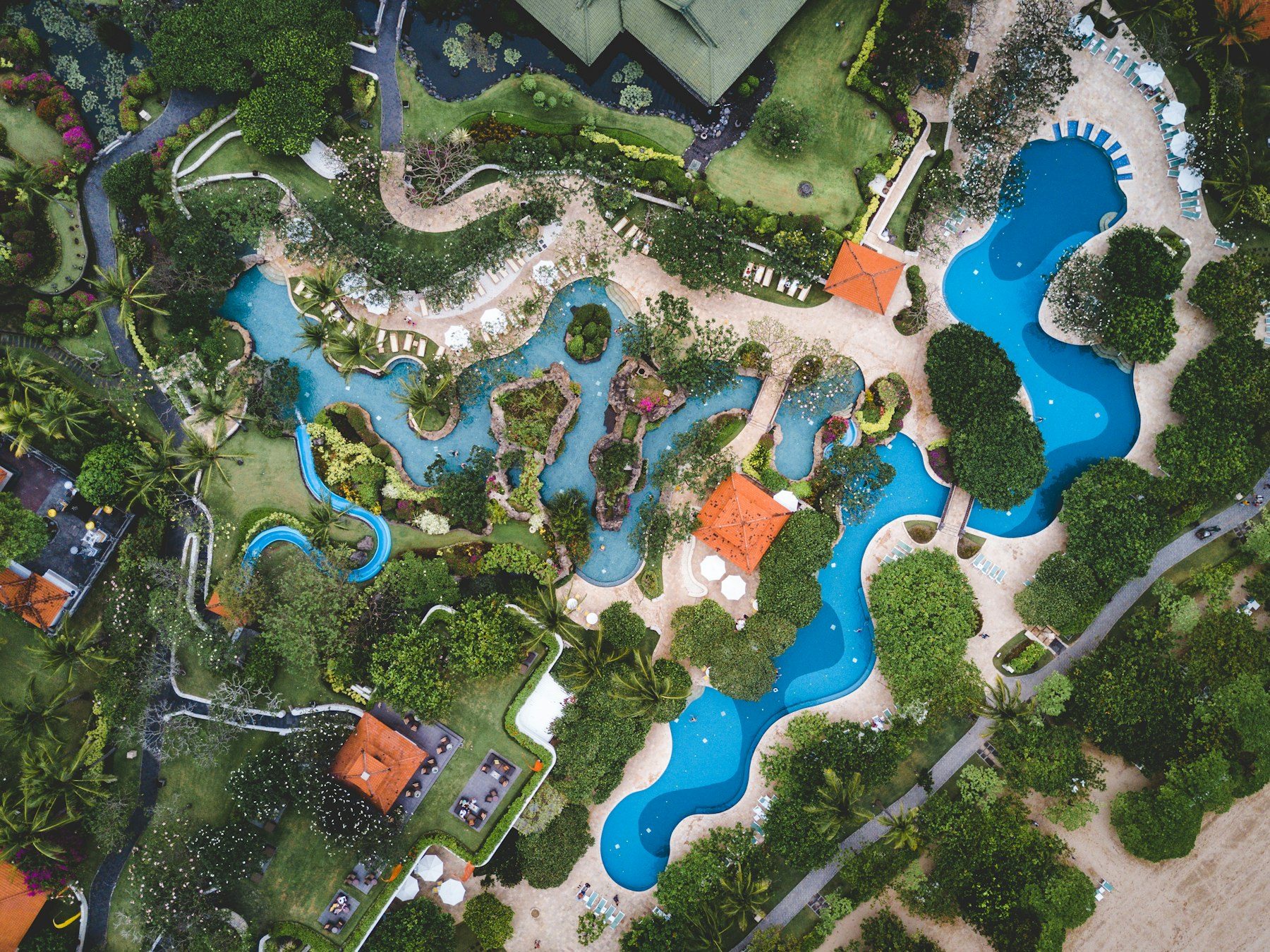 Família se divertindo no Rio Lento do resort